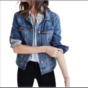 AMERICAN EAGLE Blue Denim Trucker Jean Jacket Small